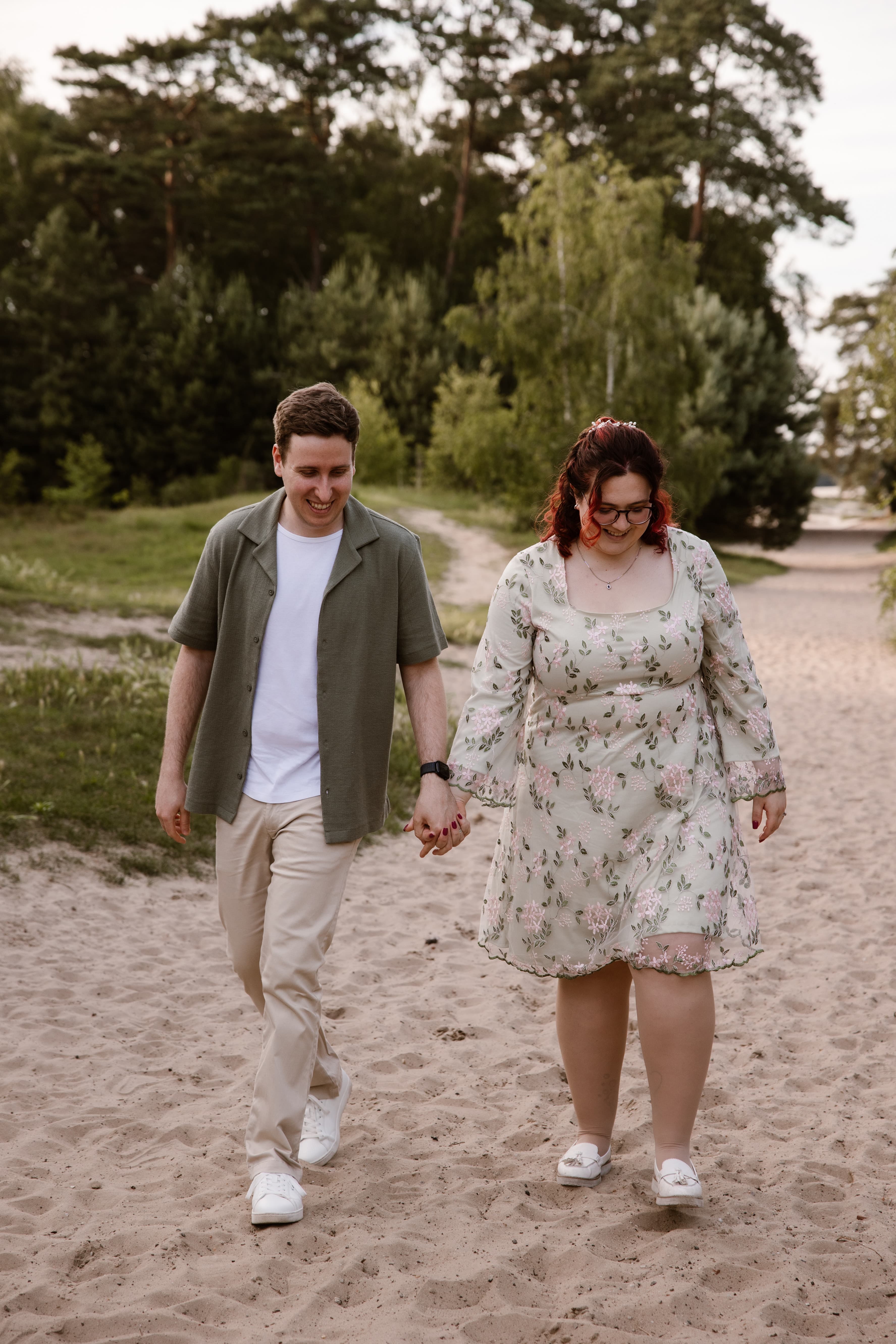 Rody en Michelle hand in hand op een zandpad